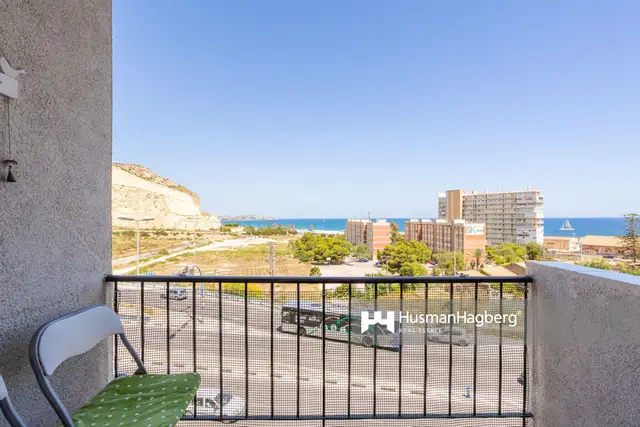 Alicante – Strandnær og godt planlagt leilighet i moderne stil med balkong i Alicante by