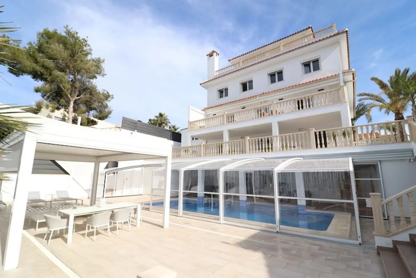 Campoamor – Fantastisk villa med terrasse, stor tomt, basseng og attraktiv beliggenhet!