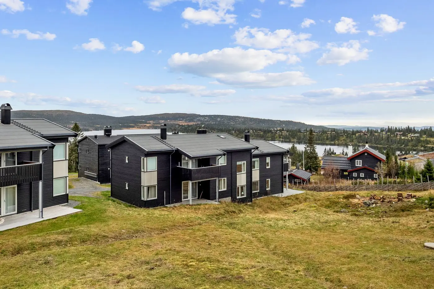 Flott toppleilighet beliggende vegg-i-vegg med Birkebeinerløypa,3 soverom, 2 bad, hems og badstue, unik panoramautsikt!