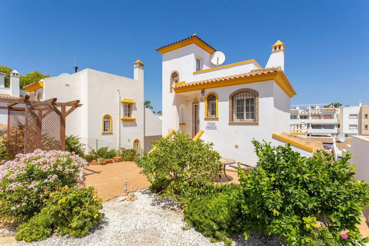 Orihuela Costa – Sjarmerende og fin villa med stor tomt, balkong, takterrasse og felles basseng i Villamartin
