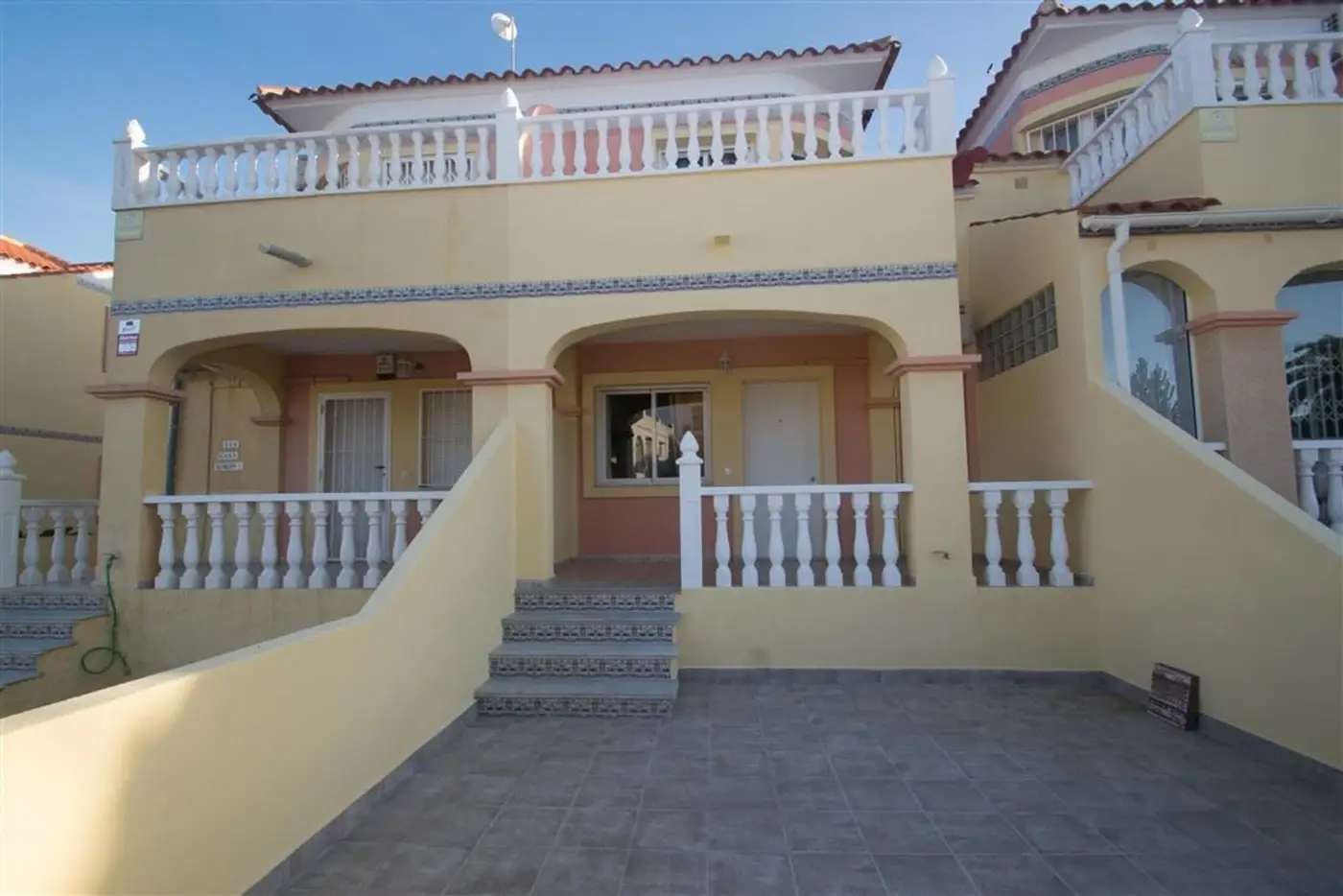Orihuela Costa – Stort og arealeffektiv rekkehus med to terrasser, balkong, uteplass og felles basseng i Villamartin