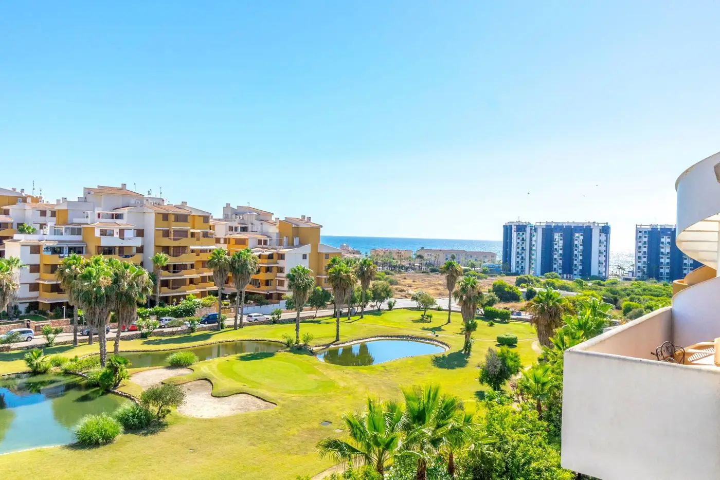 Punta Prima, Orihuela Costa – Well-planned apartment with spacious balcony, large roof terrace, sweeping views and two communal pools