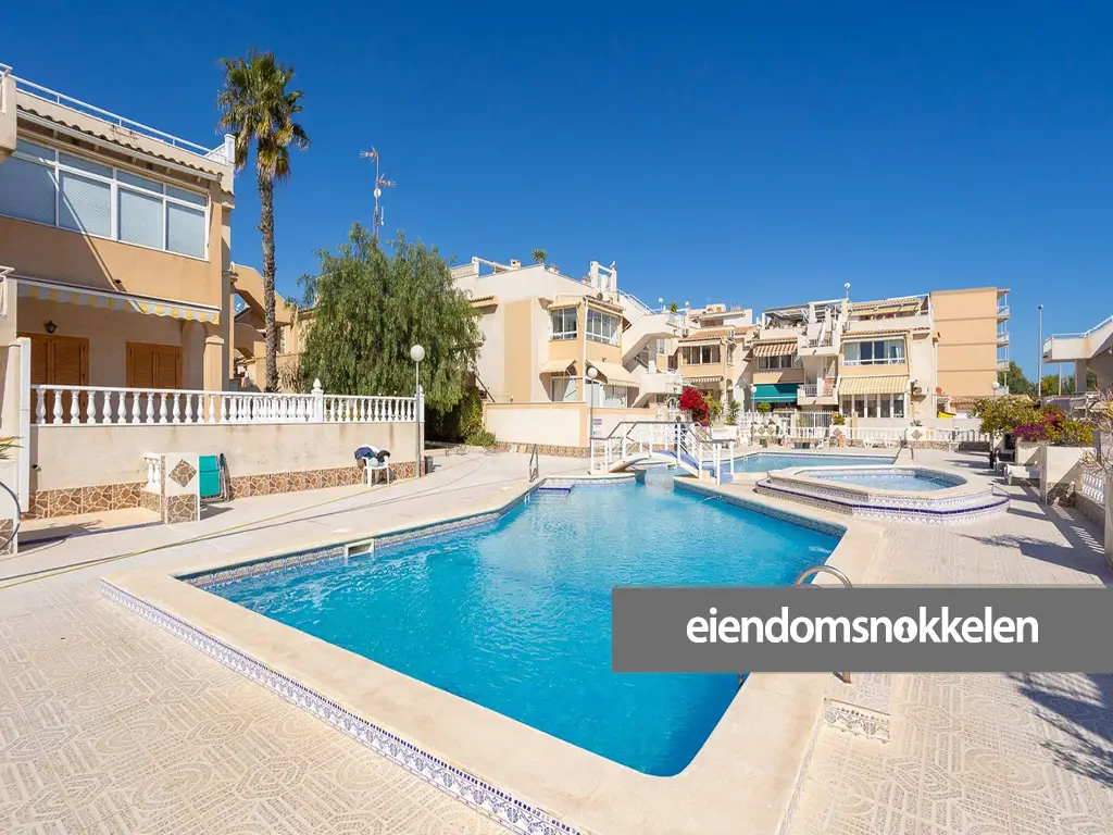Rosaleda, Torrevieja – Sjarmerende hjørneleilighet på bakkeplan med stor uteplass og felles basseng i populære Rosaleda