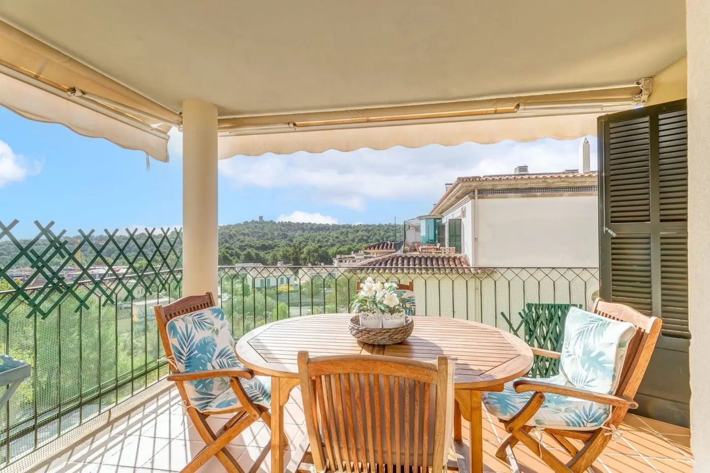 Sa Teulera, Palma de Mallorca – Lys 5-roms leilighet med terrasse, garasjeplass og bod. Tilknytning til 3 bassenger og store grøntarealer
