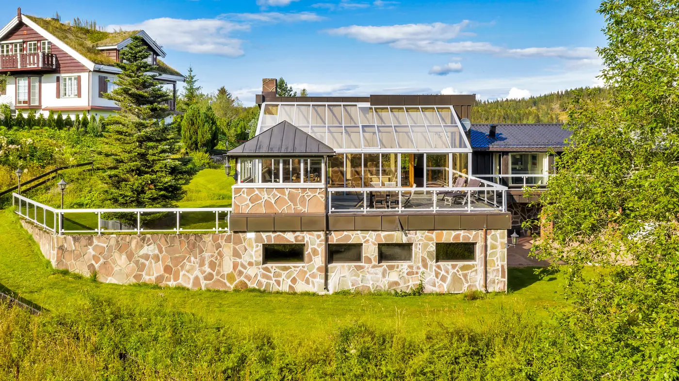 Sjelden mulighet på Sollihøgda – stor enebolig – svømmebasseng – sommerstue – bo med marka som nærmeste nabo – ny trasse av E16, ca 1/2 time til Oslo