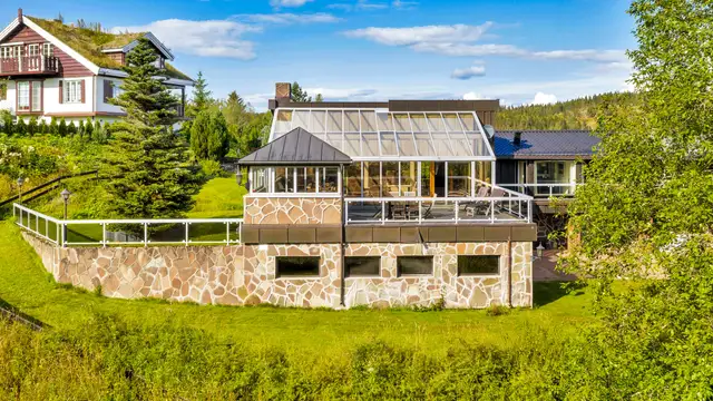 Sjelden mulighet på Sollihøgda – stor enebolig – svømmebasseng – sommerstue – bo med marka som nærmeste nabo – ny trasse av E16, ca 1/2 time til Oslo