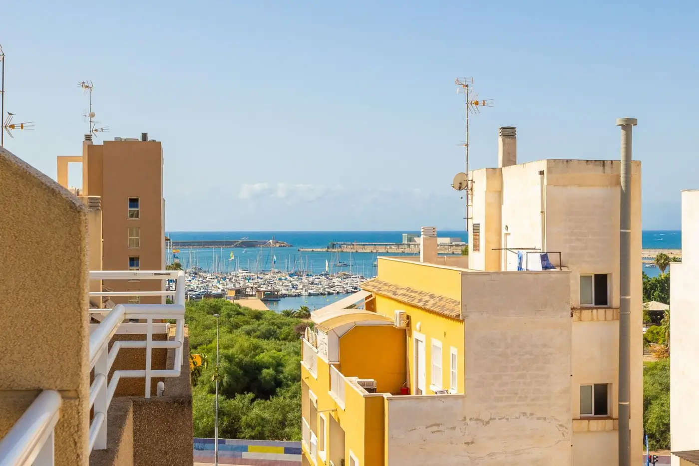 Torrevieja -Godt planlagt toppleilighet med stor terrasse nær Playa del Acequión